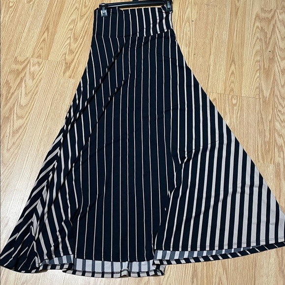 Elegant Black and Cream Striped Skirt - Picture 5 of 5